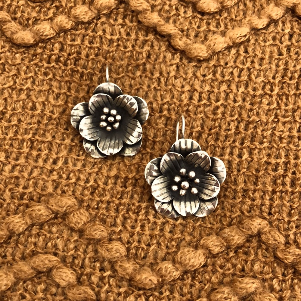 Beautiful Flowers Earring - Picture 2 of 4